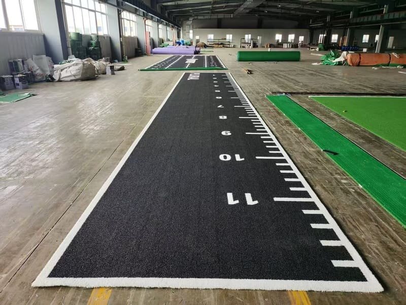 atleta che esegue uno sprint su un manto erboso ad alta densità